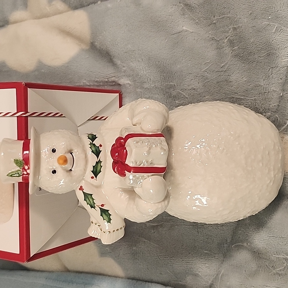 Lenox Holiday 2020 Annual Snowman with Gifts Figurine